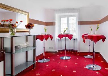 TIPTOP Hotel Burgschmiet Garni