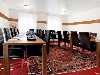 TIPTOP Hotel Burgschmiet Garni