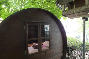 Für Alleinreisende- Single Room- Rustikales freistehendes Mini Holzfass zum Schlafen mit angrenzendem Badezimmer!