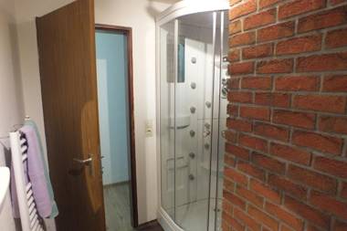 Für Alleinreisende- Single Room- Rustikales freistehendes Mini Holzfass zum Schlafen mit angrenzendem Badezimmer!