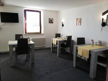 Für Alleinreisende- Single Room- Rustikales freistehendes Mini Holzfass zum Schlafen mit angrenzendem Badezimmer!