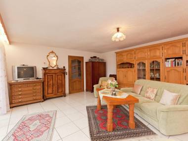 Spacious comfortable 5-pers. house on the ground floor