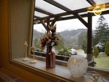 Cozy Holiday Home in G ntersberge with Lake View