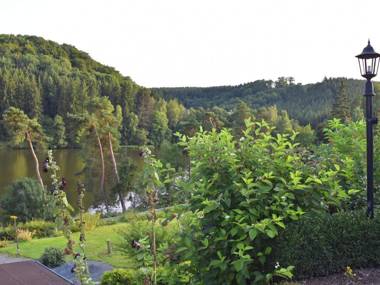 Cozy Holiday Home in G ntersberge with Lake View
