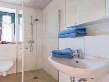 Spacious Apartment near Lake in Guntersberge