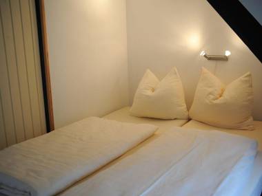 Detached bungalow with terrace in a wooded area