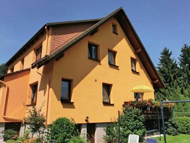 Lovely holiday home in the Thüringer Forest with balcony deckchairs and barbecue area