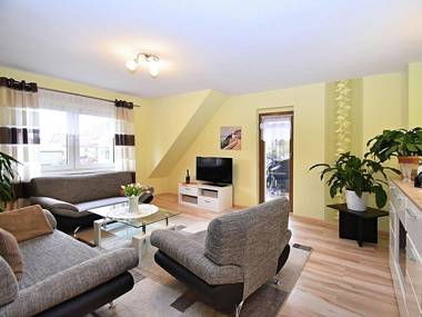 Lovely holiday home in the Thüringer Forest with balcony deckchairs and barbecue area