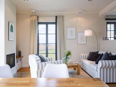 Premium Reetdachvilla mit 3 Schlafzimmern Sauna und Kamin E10