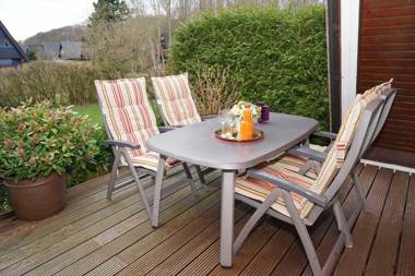 grosse sonnige Terrasse mit Markis