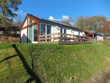 Detached bungalow with a washing machine near a lake