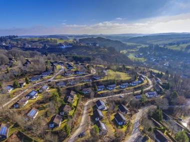 Detached bungalow with a washing machine near a lake
