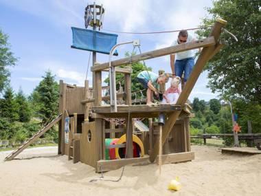 Detached bungalow with a washing machine near a lake