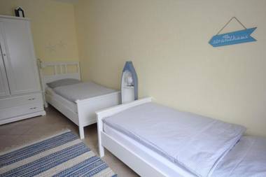 Ferienwohnung-9-mit-Terrasse-Garten-Landhaus-Hubertus-Duhnen