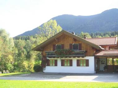 Alluring Apartment in Bad-Kohlgrub with Private Garden