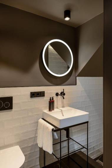 THE ADAMS - Self Check In Hotel