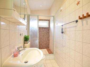 Quaint Bungalow near Insel Poel with Garden