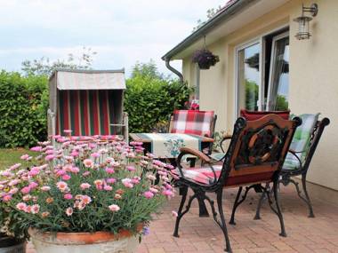 Cosy Holiday Home in Hohenkirchen near Baltic Sea
