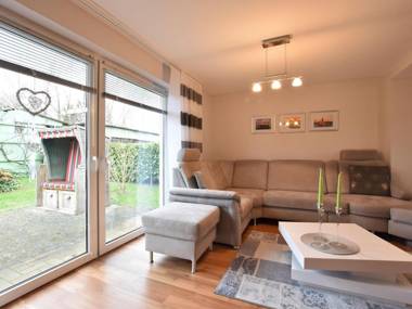 Cosy Holiday Home in Hohenkirchen near Baltic Sea