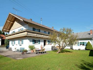 Beautiful child- and family-friendly apartment with balcony in the Pfaffenwinkel region