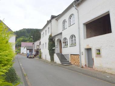 Very comfortable house with two bathrooms and a garden