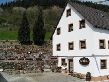 A modern apartment in the Hunsrück region's romantic Drohn Valley.