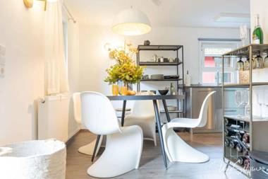 Freistehendes Ferienhaus Schrat mit Kamin in idyllischer Lage am Waldrand unterhalb eines Wellness-Hotels