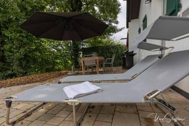 Freistehendes Ferienhaus Schrat mit Kamin in idyllischer Lage am Waldrand unterhalb eines Wellness-Hotels