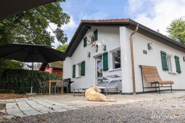 Freistehendes Ferienhaus Schrat mit Kamin in idyllischer Lage am Waldrand unterhalb eines Wellness-Hotels