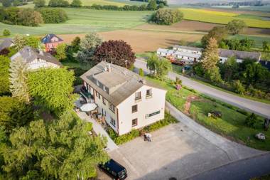 Landhaus vor Burg Eltz