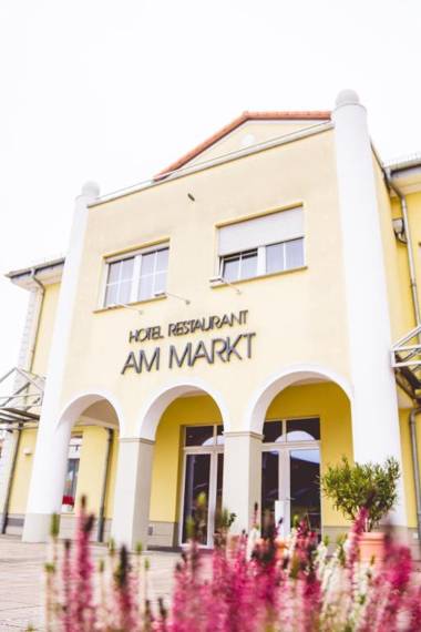 Warias Hotel & Restaurant
