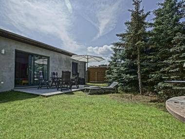 Ground-floor apartment with terrace and large garden with lounge area and grill