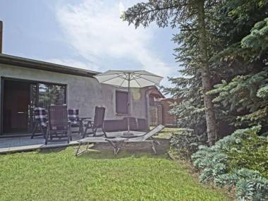 Ground-floor apartment with terrace and large garden with lounge area and grill