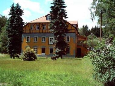 Charming attic apartment in a villa with park in Gro schirma