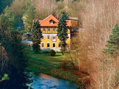 Charming attic apartment in a villa with park in Gro schirma