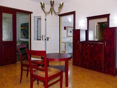 Exclusive apartment in a villa with park in Gro schirma
