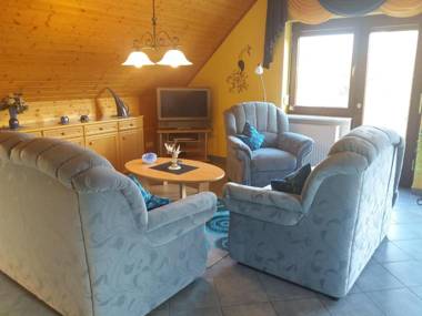 Ferienwohnung-Dorette-in-Stakendorf-mit-Blick-ueber-den-Dorfteich