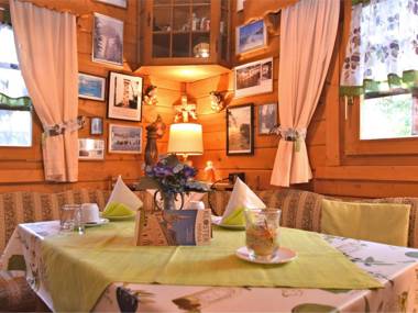 Detached wooden house with fireplace and large garden near Bad Wildungen