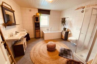Gemütliche Landhaus Wohnung auf dem Ponyhof - Himmelbett Kamin & Garten