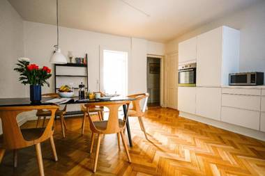 Bright and Spacious Apartment Close to the Queens Palace