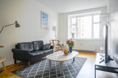 Bright and Spacious Apartment Close to the Queens Palace