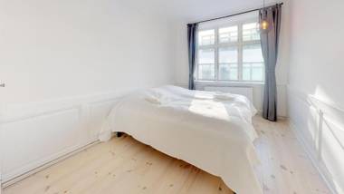 180SQM NEW Luxury Apt - City Center - Located on Largest Shopping Street!