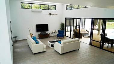 Bachelor's Heaven - Private and Spacious