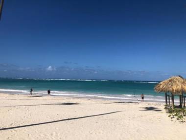 Beautiful One Bedroom unit with pool and Beach club in a Golf Project