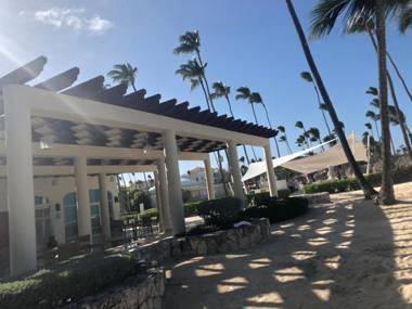 Beautiful One Bedroom unit with pool and Beach club in a Golf Project