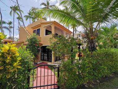BEACH VILLA with BBQ & WIFI access to SWIMMING POOL - playa LOS CORALES