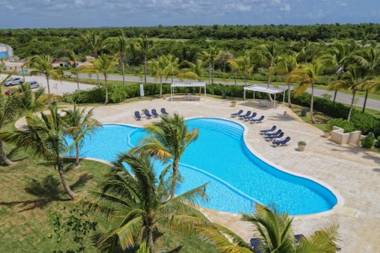 Large fully-equiped golf-front apartment with jacuzzi in luxury beach resort
