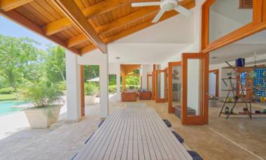 Amazing 4-bedroom tropical villa with private pool and golf course view at luxury resort