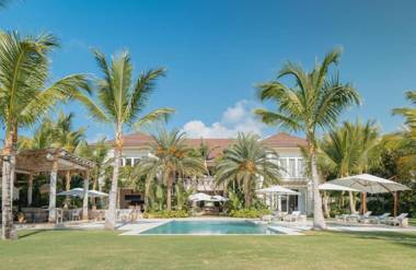 Luxurious fully-staffed villa with amazing view in exclusive golf & beach resort