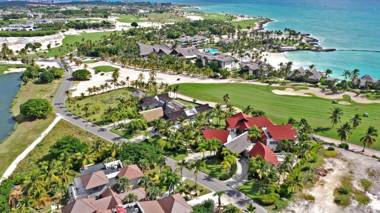Ocean and golf view 5-bedroom villa with unique tropical style